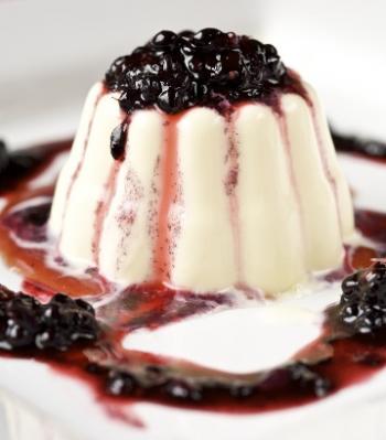 Vanillepudding mit Heidelbeeren